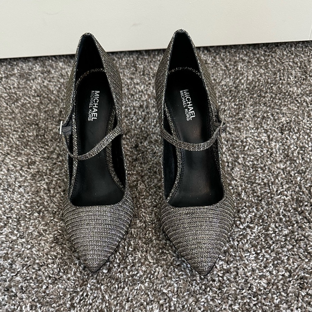 Women’s shoes
Black Gold glitters